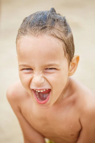 Mooie jongen op het strand — Stockfoto