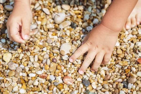 Barn händer samla stenar — Stockfoto
