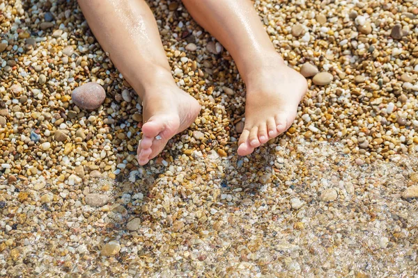 Kleine Füße am Strand — Stockfoto
