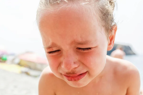 Jongen huilen op het strand — Stockfoto