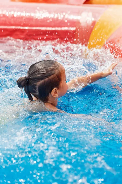 Saltar al agua — Foto de Stock