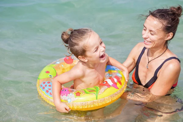 Pequeño niño con su madre — Foto de Stock