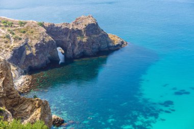 kayalar ile deniz manzarası