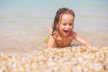 Tabaklanmış uzun saçlı çocuk