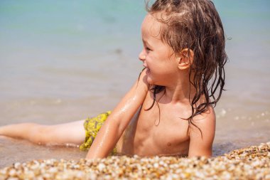 Tabaklanmış uzun saçlı çocuk