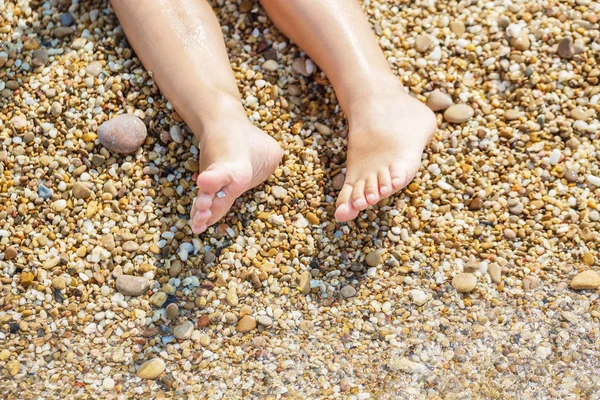 Små fötter på stranden — Stockfoto