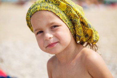 Sahilde güzel çocuk