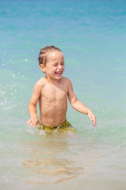 Mutlu küçük çocuk