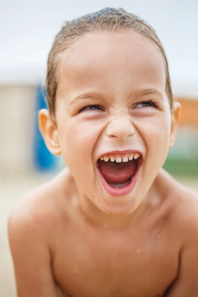 Mooie jongen op het strand — Stockfoto