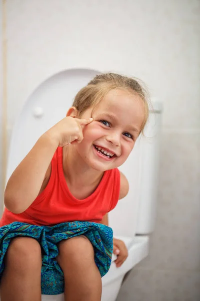 Tuvalette oturmuş çocuk