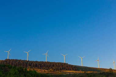 Yel değirmenleri ile İspanyol Köyü manzara