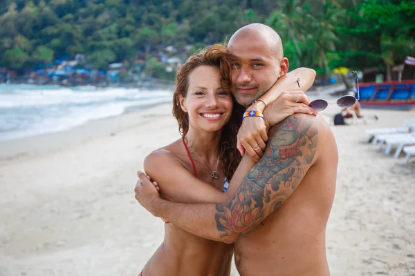 Casal de amantes na praia — Fotografia de Stock