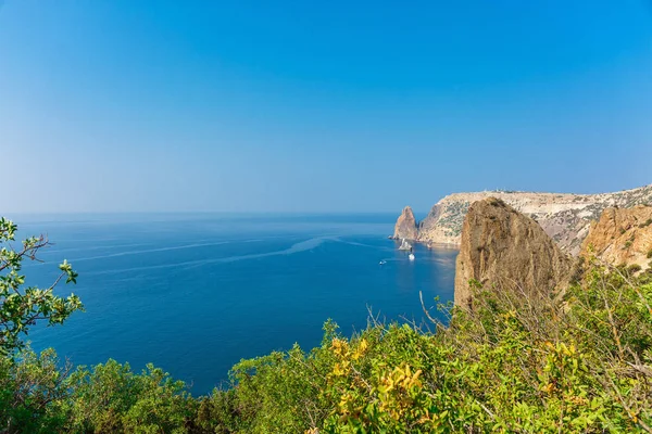 kayalar ile deniz manzarası