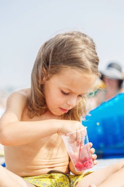 Güzel oğlan ahududu yiyor