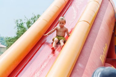 çocuk üzerinde su kayağı