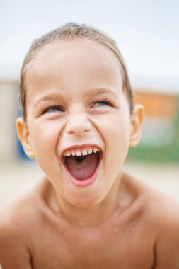 Sahilde güzel çocuk