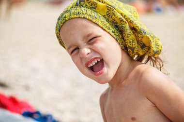 Sahilde güzel çocuk