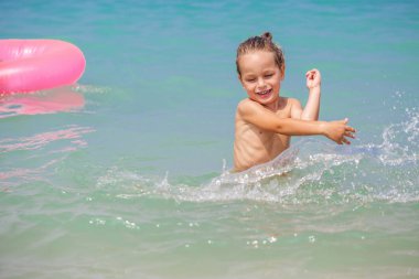 Mutlu küçük çocuk