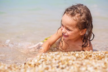 Tabaklanmış uzun saçlı çocuk