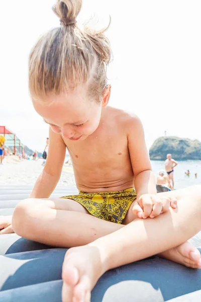 Chico llorando en la playa — Foto de Stock