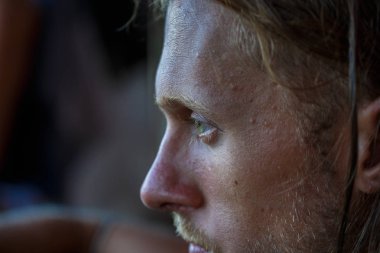 Güzel bir adamın portresi.