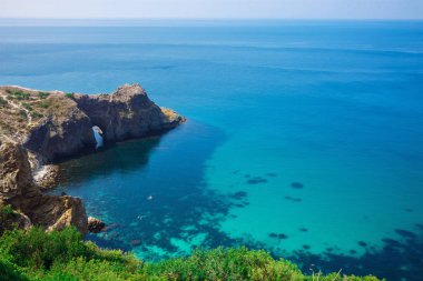 kayalar ile deniz manzarası