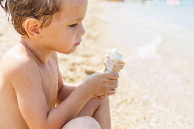Çocuk dondurma yiyor.