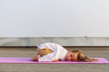Çatıda yoga yaparken bebek
