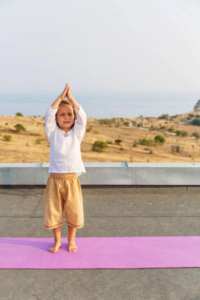 Bebé haciendo yoga en el techo — Foto de Stock