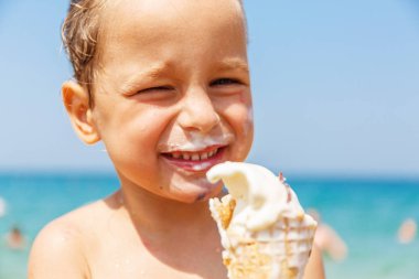 Çocuk dondurma yiyor.