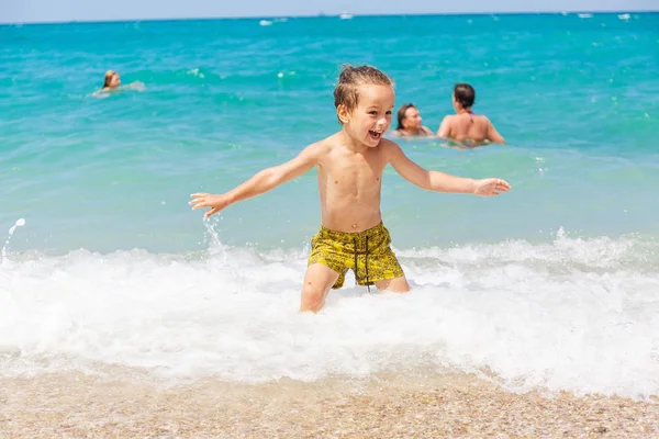 Mooie jongen en de zee — Stockfoto