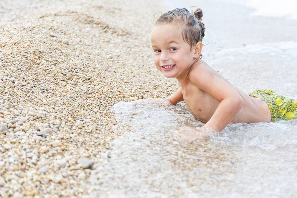 Hermoso niño y el mar — Foto de Stock