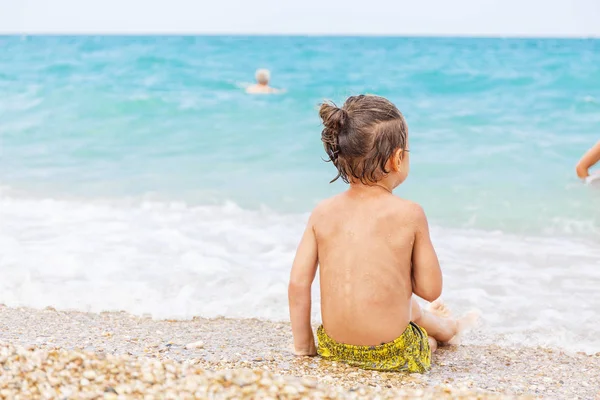 Hermoso niño y el mar — Foto de Stock