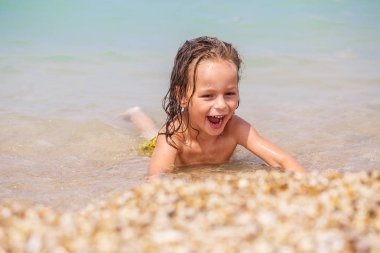 Tabaklanmış uzun saçlı çocuk