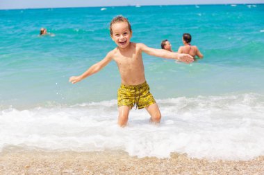 Güzel çocuk ve deniz