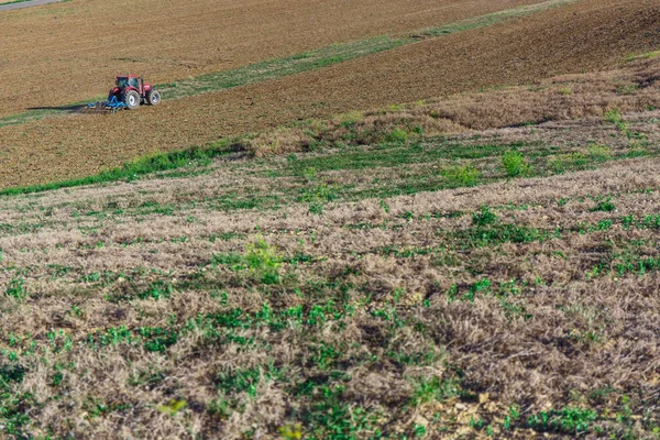 Campo di aratura del trattore — Foto Stock