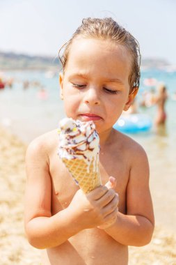 Çocuk dondurma yiyor.