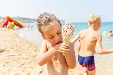 Çocuk dondurma yiyor.