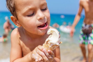 Çocuk dondurma yiyor.