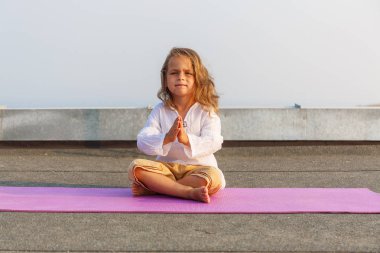 Çatıda yoga yaparken bebek