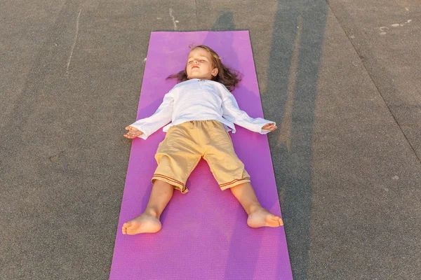 Bebé haciendo yoga en el techo — Foto de Stock