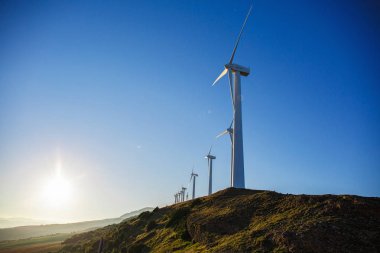 Yel değirmenleri ile İspanyol Köyü manzara