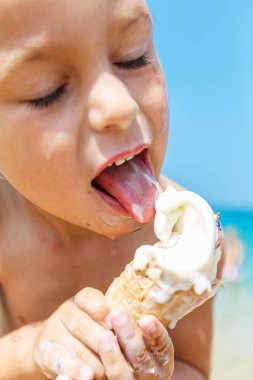 Çocuk dondurma yiyor.