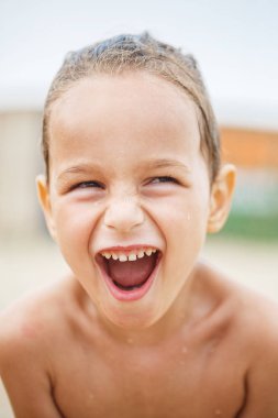 Sahilde güzel çocuk