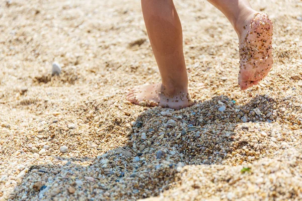 Kleine Füße am Ufer — Stockfoto