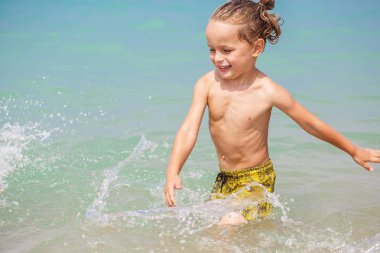 Mutlu küçük çocuk