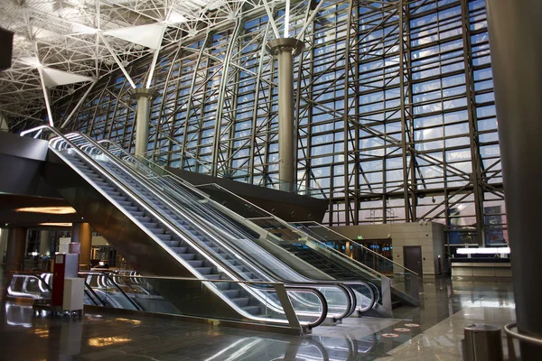 Escada rolante no aeroporto — Fotografia de Stock