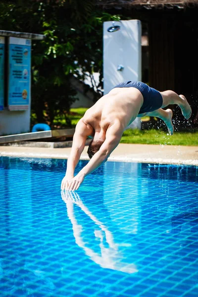 Mann stürzt in Pool — Stockfoto