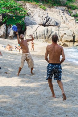 Adam sahilde oynuyor