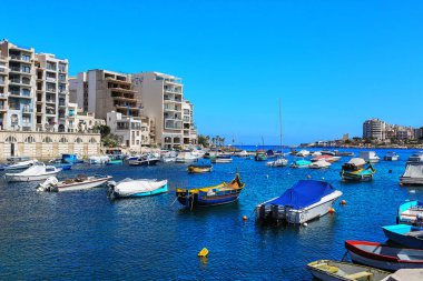 Birçok tekne yat limanında demirlemiş